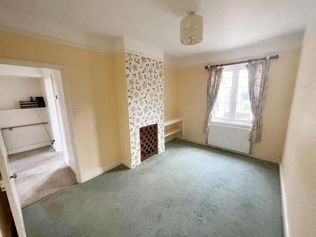 Lot: 70 - SEMI-DETACHED HOUSE FOR IMPROVEMENT - Dining room or Bedroom 4